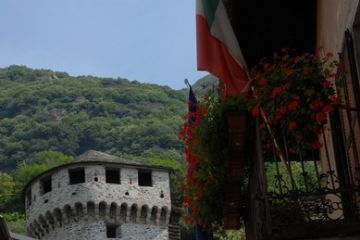Visuale Castello sui boschi della Val Grande