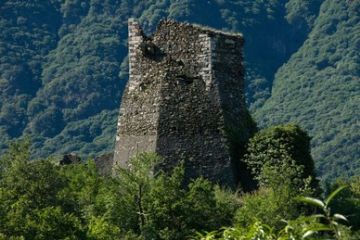 Vista della Rocca, accessibile a pochissimi minuti a piedi dalla frazione Genestredo
